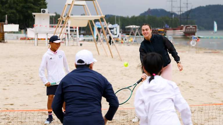 Sabalenka je prvi put okusila"beach tennis" with local juniors.