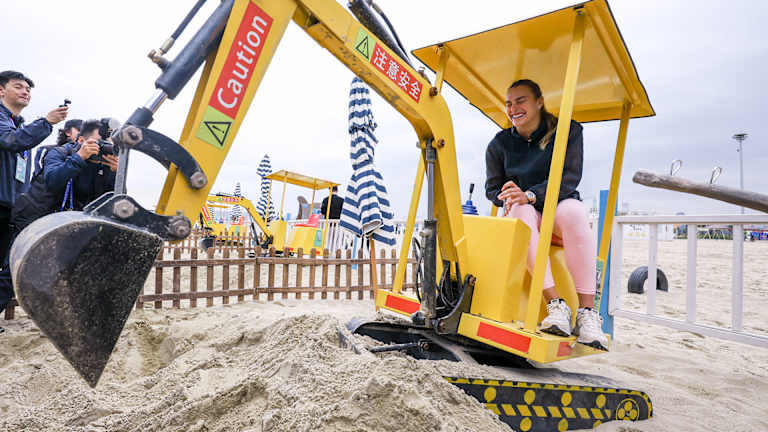 Kacige nisu potrebne dok Sabalenka isprobava bager na plaži.