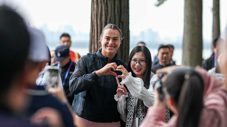 Sabalenka pozdravlja obožavatelje tijekom izlaska na East Lake.