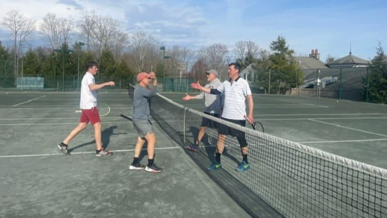 Ed McGrogan, Tim Mendola, Gary Malbin und Stephan Ramirez halfen beim Auftakt der Tennissaison 2024 im Redding Country Club.