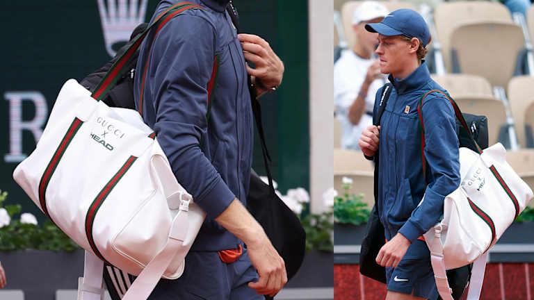 Jannik Sinner poartă o geantă personalizată Gucci x Head pe terenul de la Roland Garros.