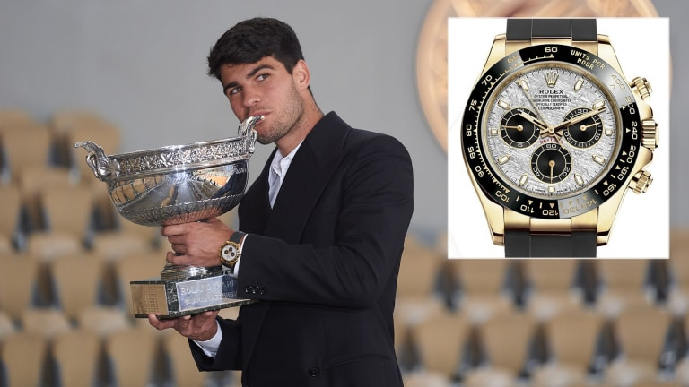 Le témoin Rolex portait une Cosmograph Daytona pour sa première séance photo pour le trophée Roland Garros.