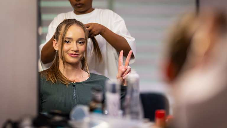 Competindo pela primeira vez desde o Aberto dos Estados Unidos, Elena Rybakina usou uma peça do estilista libanês Elie Saab para as fotos.