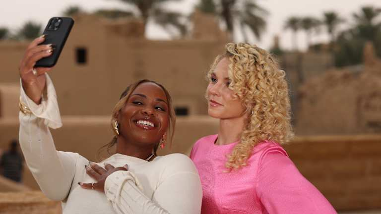 Nunca é um mau momento para uma selfie, dizem as campeãs de Wimbledon Katerina Siniakova e Taylor Townsend.