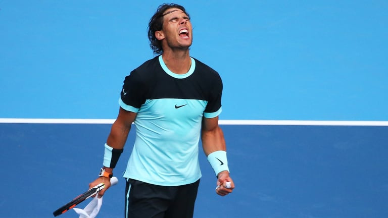 Nadal a opté pour un contraste élevé dans ce kit Nike cyan et noir lors de sa course à Shanghai en 2015.