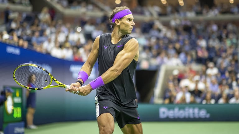 Nadal a ramené le kit Nike entièrement noir – cette fois avec une touche de violet – et a fait un retour au maillot sans manches lors de sa course au titre vintage de l'US Open 2019.