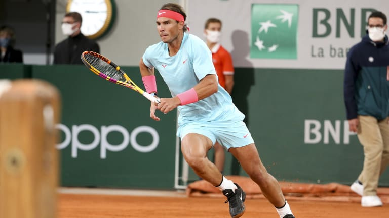 En 2020, Roland Garros a été reporté au mois d'octobre en raison du COVID-19. Nadal est revenu à sa nouvelle normalité consistant à remporter des titres du Grand Chelem sur terre battue dans ce kit bleu clair et rose bubble-gum.