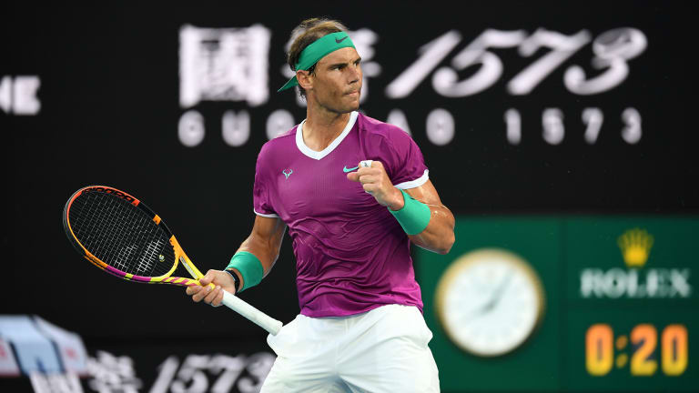 Nadal a marqué son 22e titre du Grand Chelem à l'Open d'Australie 2022 dans ce kit violet foncé et bleu sarcelle.