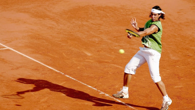 Nadal a fait des débuts inoubliables à Roland Garros en 2005, remportant le titre avec ce kit Nike emblématique.