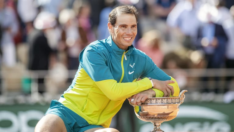 Nadal a opté pour le bleu sarcelle et le jaune lors de sa route vers la couronne de Roland Garros 2022 – à l'époque, il s'agissait d'un 22e titre du Grand Chelem, un record.