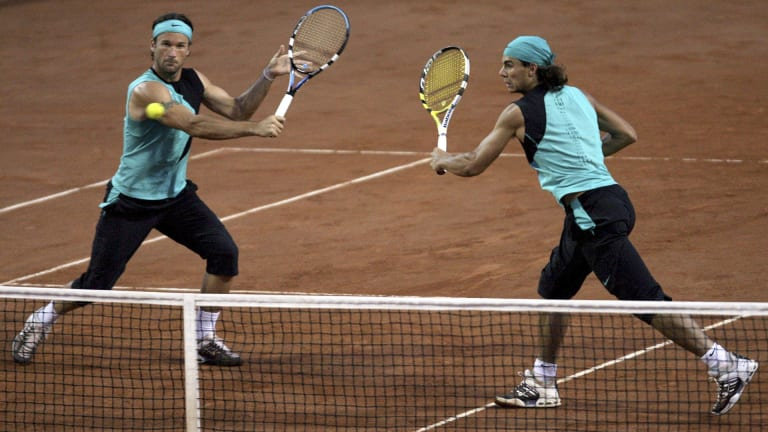 Lors d'un match de double à Rome, Nadal a porté un bandana rare alors qu'il portait un kit bleu et noir assorti avec son compatriote majorquin et futur entraîneur Carlos Moya.