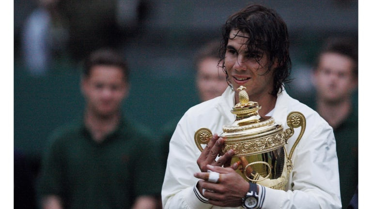 Nadal a remporté le trophée de Wimbledon pour la première fois en 2008 et a vécu un moment inoubliable dans une veste d'échauffement Nike immédiatement reconnaissable et une montre de luxe.