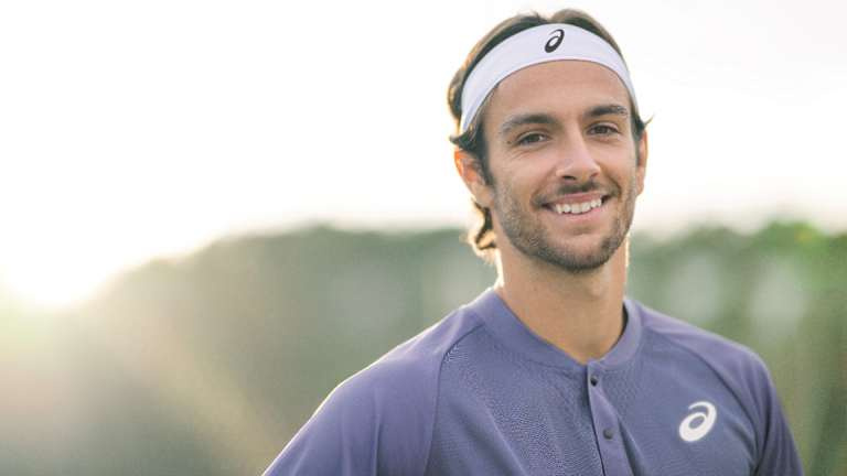 Lorenzo Musetti rejoindra Matteo Berrettini et Taylor Fritz en portant des chaussures ASICS Gel-Resolution.