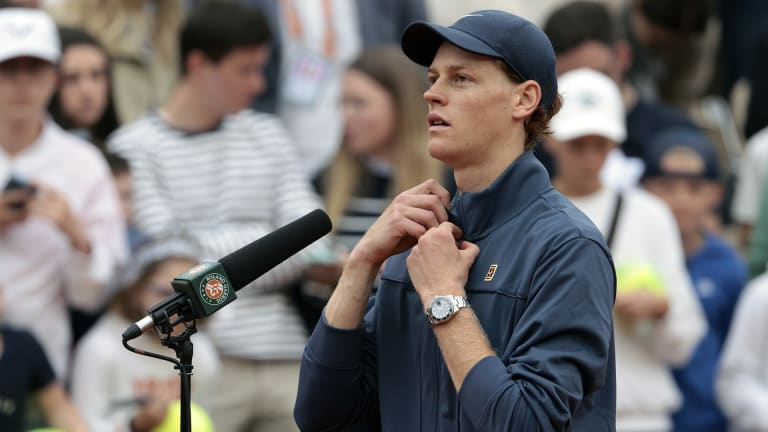 Après sa victoire au premier tour à Roland Garros, Sinner porte un autre accessoire haut de gamme : une montre Rolex Submariner Date.
