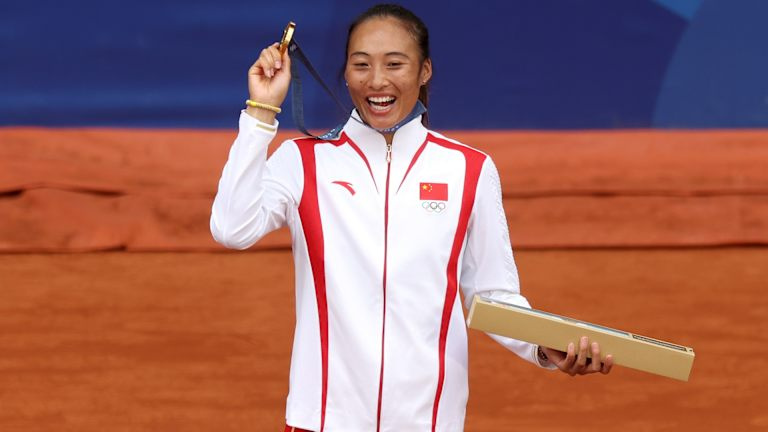 La două decenii după ce China a câștigat aurul la femei's doubles, Zheng Qinwen became the country's first singles victor.