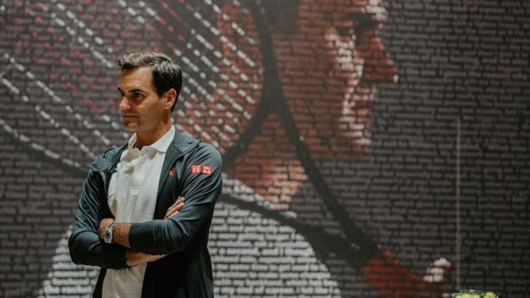 Federer devant sa fresque au magasin Wilson Soho à New York
