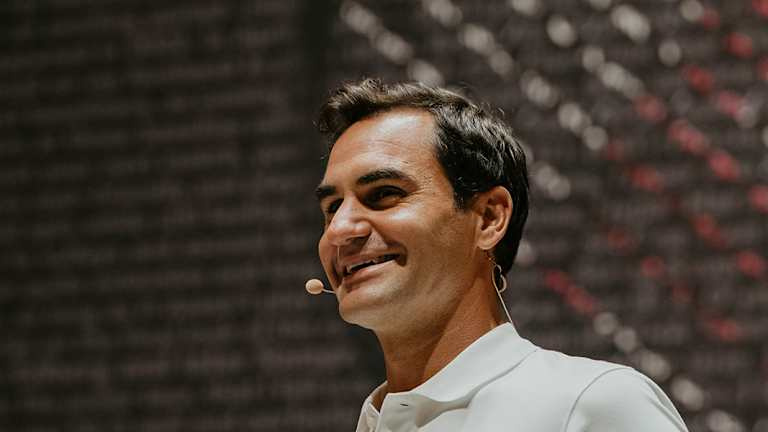 Federer fait activement la promotion de la collection RF, de sa collaboration en matière de raquettes et d'équipements avec Wilson.
