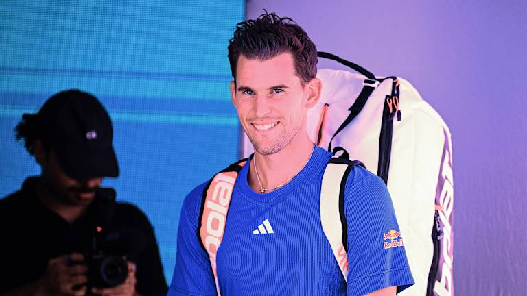 Thiem olha pouco antes de sair para sua celebração de despedida em Viena.