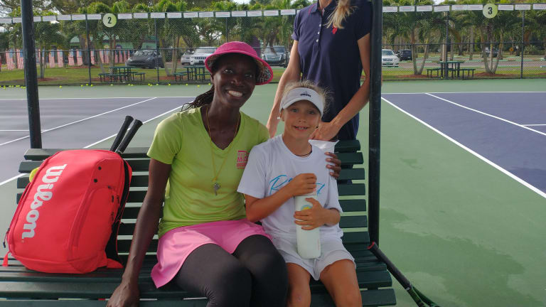 “Gosto de transmitir meu conhecimento às gerações futuras à medida que continuo crescendo e aprendendo”, diz Tinesta Rowe, diretora da Rick Macci Tennis Academy.