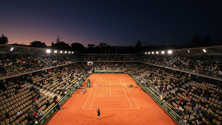 Les circuits professionnels WTA et ATP ont déclaré en janvier que le nombre de matches se terminant après minuit « a considérablement augmenté ces dernières années », les incitant à tester de nouvelles règles régissant les séances tardives – mais ces règles ne sont pas appliquées.'t apply to Grand Slams like Roland Garros.