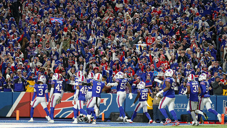 Bills Mafia ir Buffalo gynyba laimingesniais laikais prieš Kanzaso miesto vadovus.