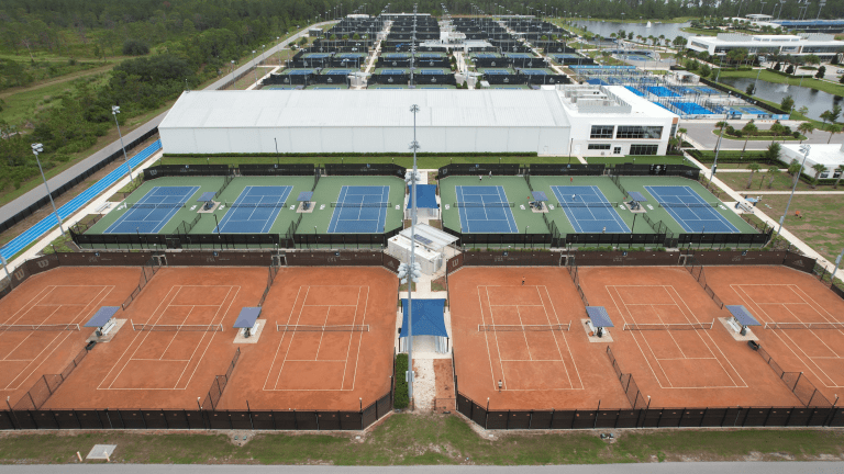 Six courts en terre battue rouge offrent aux pros un accès à une surface de jeu rare aux États-Unis.