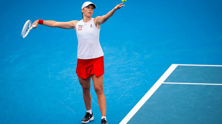 Iga Swiatek mène la Pologne en finale de la United Cup grâce à sa victoire contre Elena Rybakina