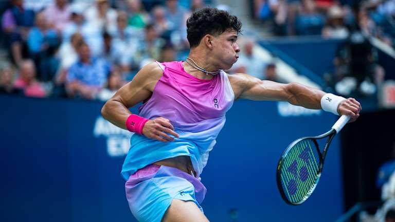 Benas Sheltonas įveikė 63 nugalėtojus, bet 58 nepriverstas klaidas. Tiafoe's ratio was 44 to 27.
