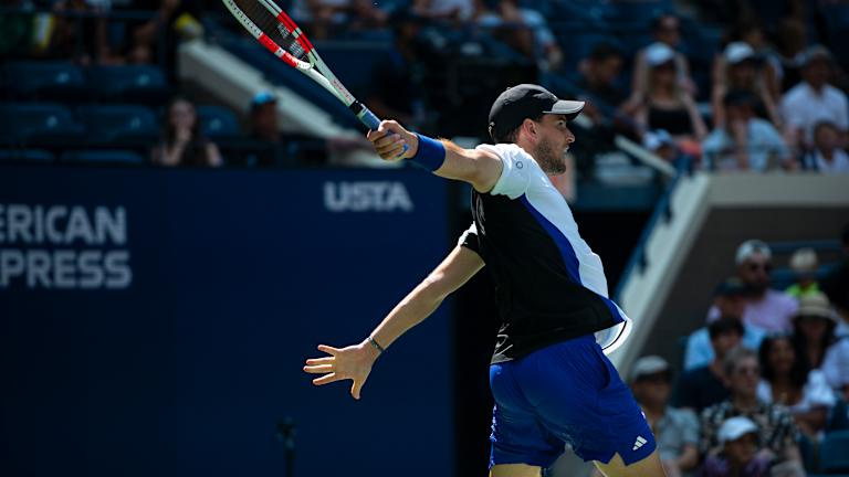 Thiem jette tout son corps dans son revers signature, à une main.