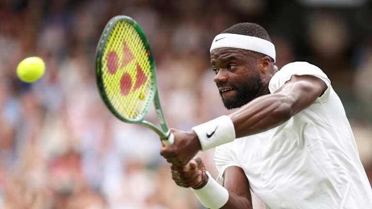 Tiafoe disputó ante Alcaraz su mejor partido de la temporada, quedando a seis puntos de la victoria, 0-30 sobre el español's serve in the ninth game of the fourth set.
