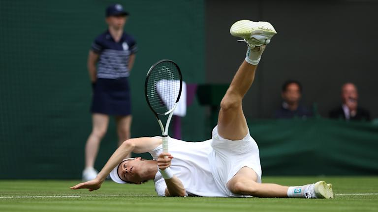 Jannik Sinner l'a fait't make much of his tumble on the turf, saying first-round matches at Wimbledon are “always a bit more slippery.”