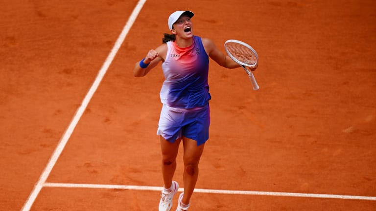 Après une heure et sept minutes, Swiatek a remporté son quatrième titre à Roland Garros et a égalisé Martina Hingis et Maria Sharapova au classement des titres majeurs.