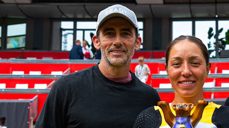 Mark Merklein, com Pegula no círculo dos vencedores no ecotrans Ladies Open em Berlim neste verão. “Ele é um dos mocinhos mais legais que existe”, diz Knowles sobre Merklein. “Acho que foi uma escolha fácil para Jess imediatamente.”