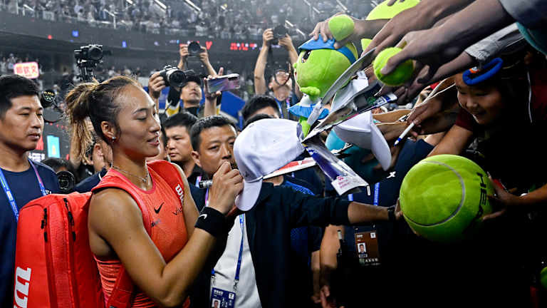 Dix ans après que son idole Li Na ait pris sa retraite sur ces courts, Zheng s'est épanouie en tant que nouveau visage du tennis chinois.