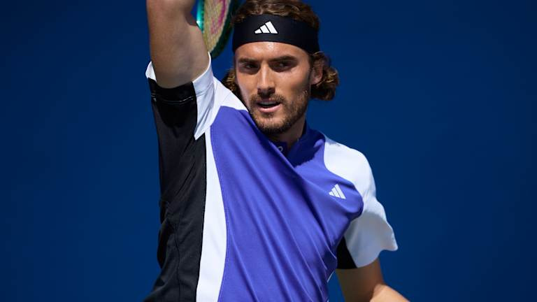 Stefanos Tsitsipas își arată jocul strălucitor în Heat.Rdy Freelift Polo (85 USD)