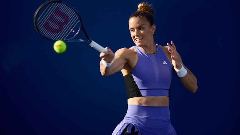 Maria Sakkari lovește un forehand în Heat.Rdy Crop Top (75 USD) și Heat.Rdy Match Skirt (70 USD)