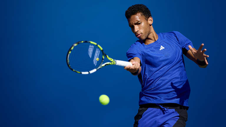 Felix Auger-Aliassime va încerca să rămână rece în Airchill Freelift Crew (75 USD) și Aeroready 2-in-1 Short (75 USD)