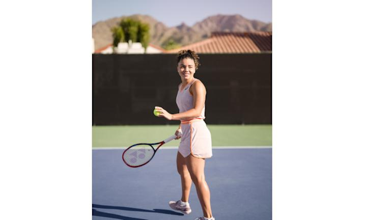 O finalista de Roland Garros e Wimbledon, Jamine Paolini, usa a regata Actibreeze, Match Skort e tênis Gel Resolution 9