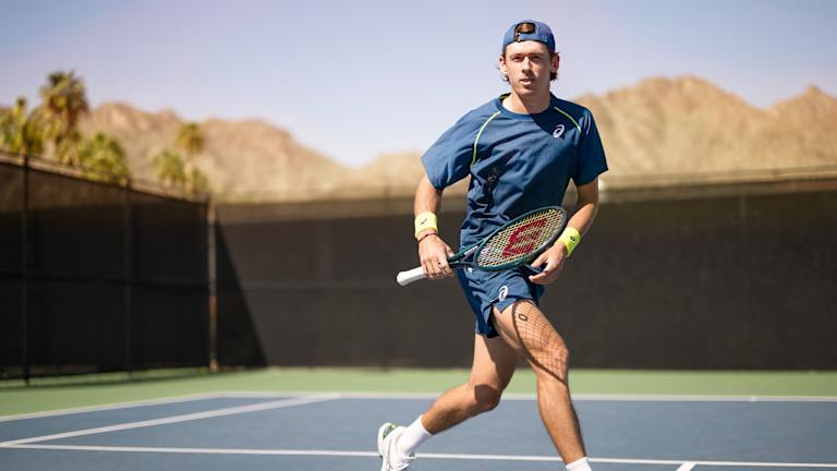 Alex de Minaur com blusa de manga curta Match Actibreeze, short Match 7, tênis Solution Speed FF 3 e boné PF