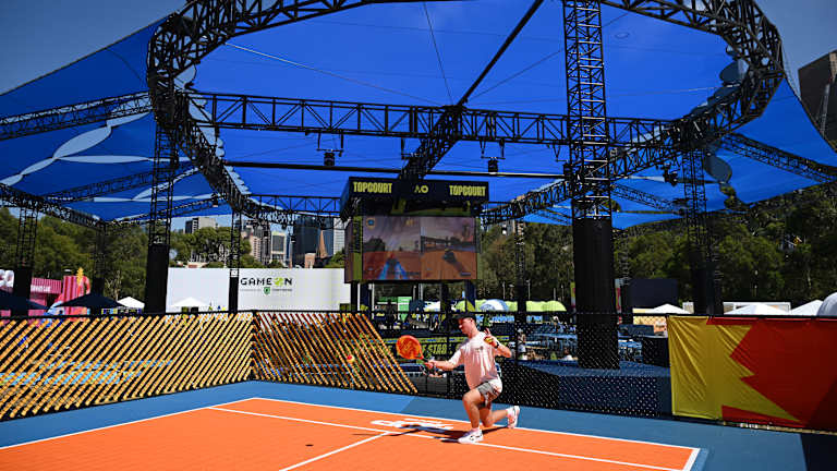 Fai uno swing sul campo da tennis POP.